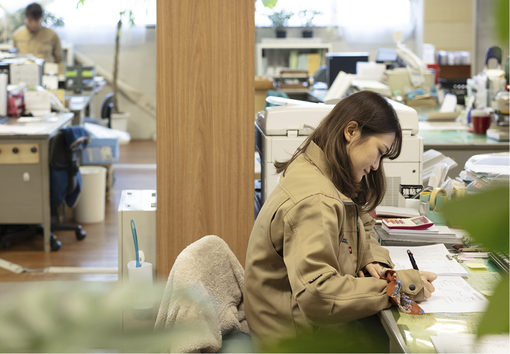 ナガノインテリアの工場で作業するスタッフ