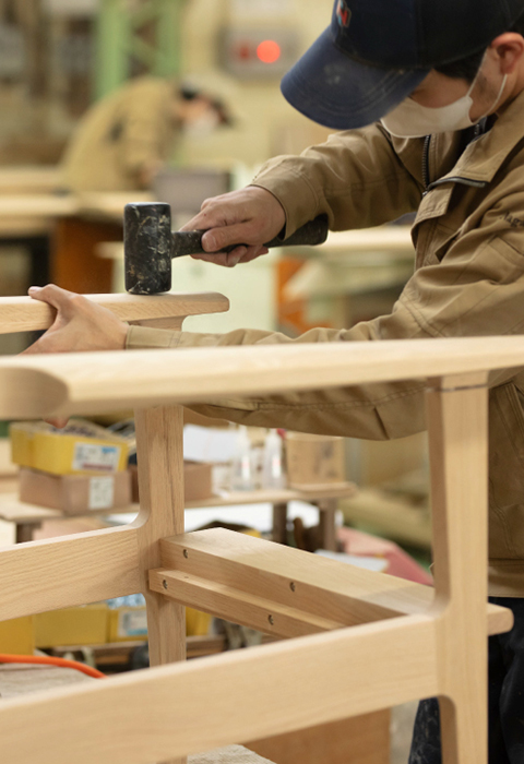 ナガノインテリアの工場で作業するスタッフ